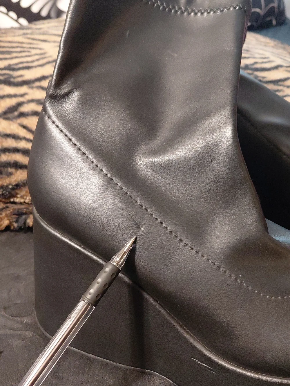 SODA size 11 Black Wedge Plateform Ankle Boots - Easy Pull On Euc